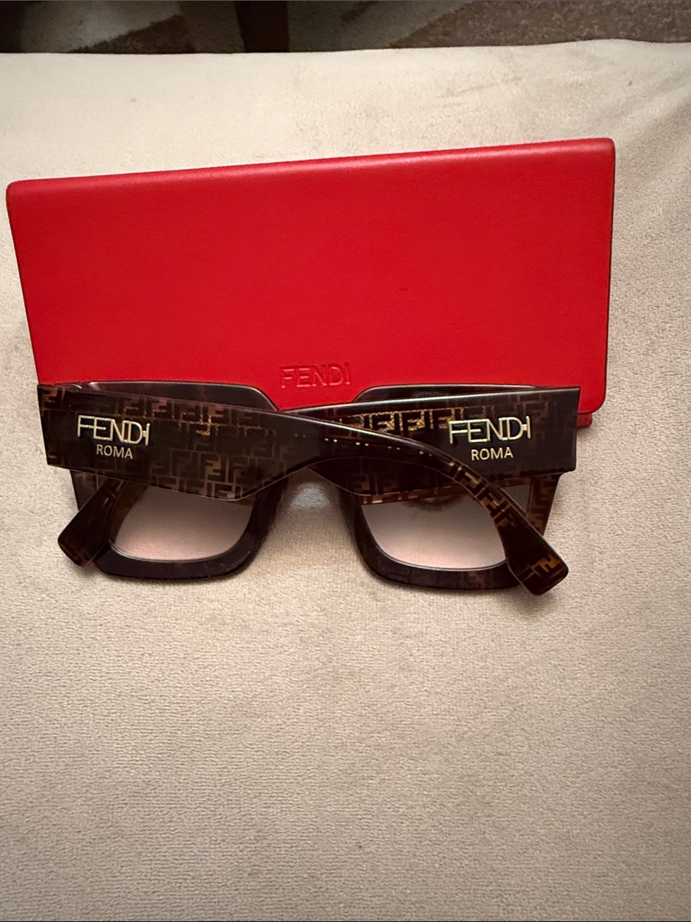 Fendi Roma Fe40101I Square in Tortoise with Brown Gradient Lenses - Picture 2 of 4